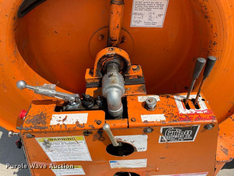 image for item LY9731 2001 International 2554  sewer jetter truck