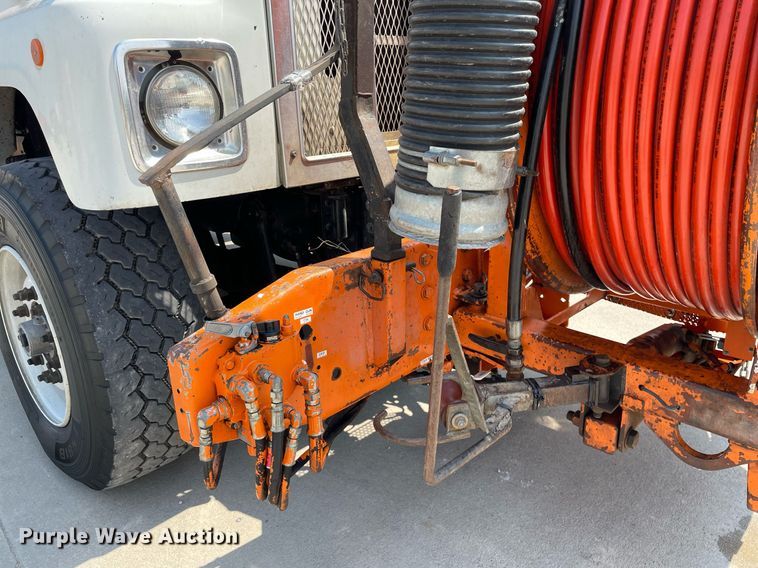 image for item LY9731 2001 International 2554  sewer jetter truck