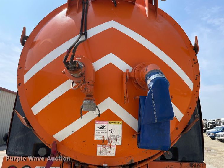 image for item LY9731 2001 International 2554  sewer jetter truck