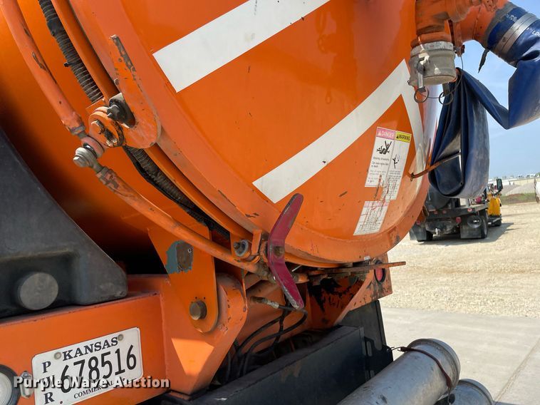 image for item LY9731 2001 International 2554  sewer jetter truck