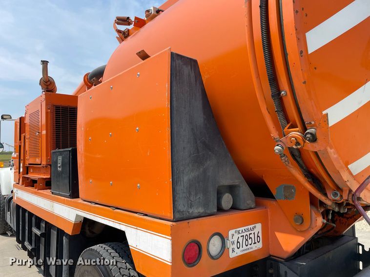 image for item LY9731 2001 International 2554  sewer jetter truck