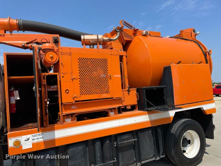 image for item LY9731 2001 International 2554  sewer jetter truck
