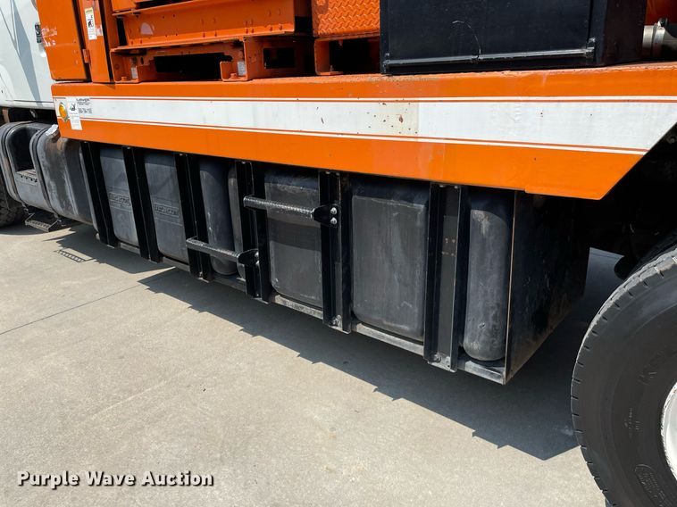 image for item LY9731 2001 International 2554  sewer jetter truck