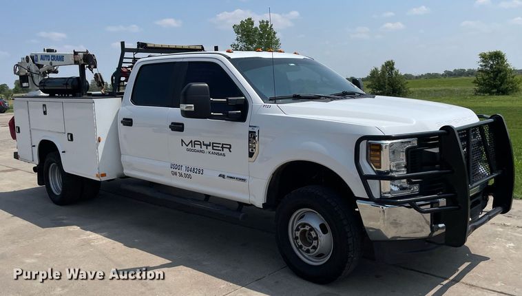 image for item LY9734 2018 Ford F350 Super Duty  Crew Cab utility bed pickup truck