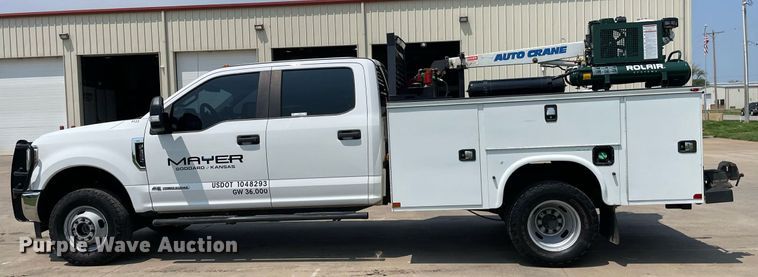 image for item LY9734 2018 Ford F350 Super Duty  Crew Cab utility bed pickup truck