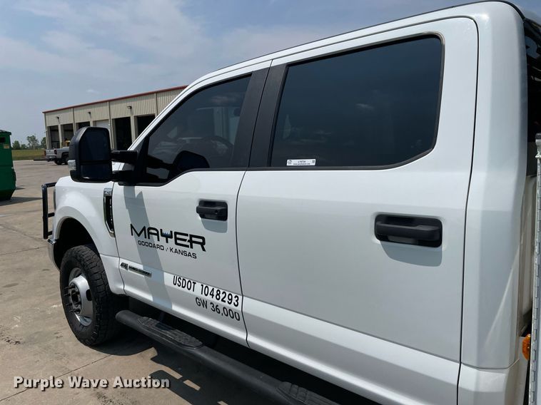 image for item LY9734 2018 Ford F350 Super Duty  Crew Cab utility bed pickup truck