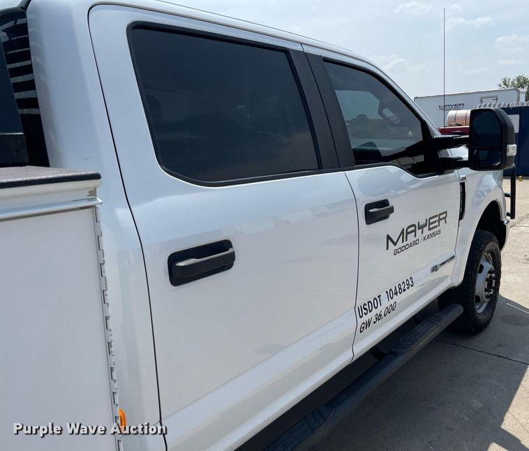 image for item LY9734 2018 Ford F350 Super Duty  Crew Cab utility bed pickup truck