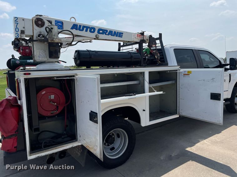 image for item LY9734 2018 Ford F350 Super Duty  Crew Cab utility bed pickup truck