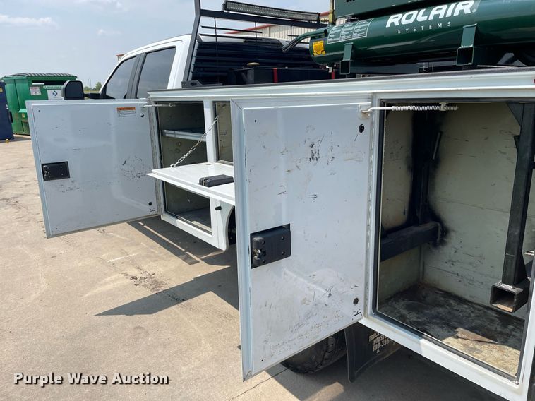 image for item LY9734 2018 Ford F350 Super Duty  Crew Cab utility bed pickup truck