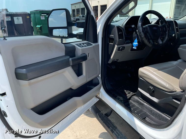 image for item LY9734 2018 Ford F350 Super Duty  Crew Cab utility bed pickup truck