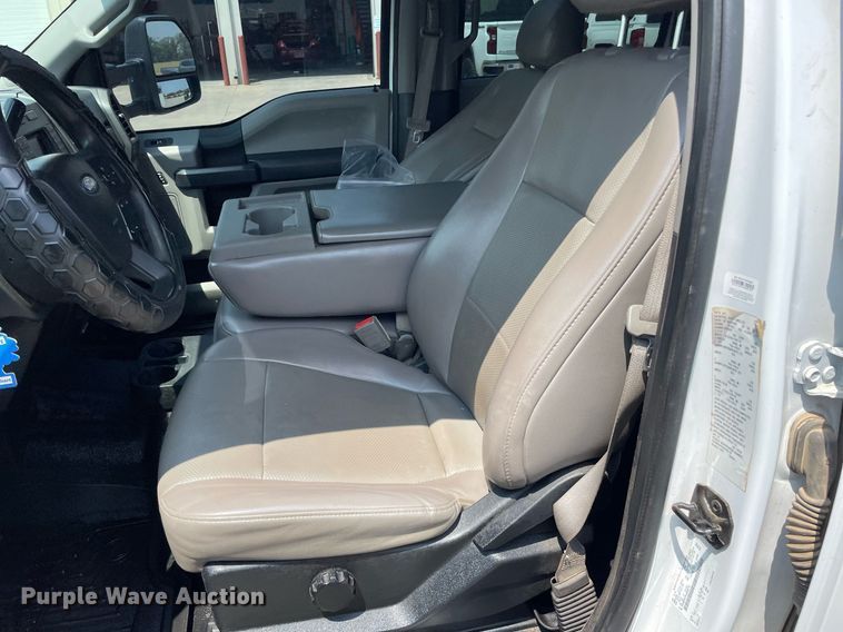 image for item LY9734 2018 Ford F350 Super Duty  Crew Cab utility bed pickup truck