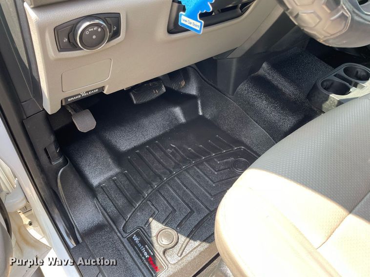 image for item LY9734 2018 Ford F350 Super Duty  Crew Cab utility bed pickup truck