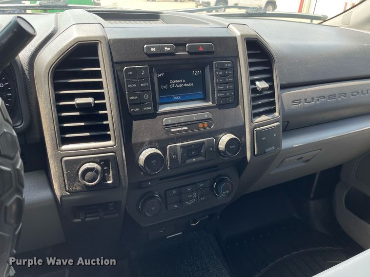 image for item LY9734 2018 Ford F350 Super Duty  Crew Cab utility bed pickup truck