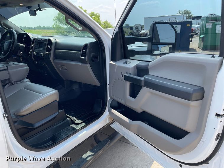 image for item LY9734 2018 Ford F350 Super Duty  Crew Cab utility bed pickup truck