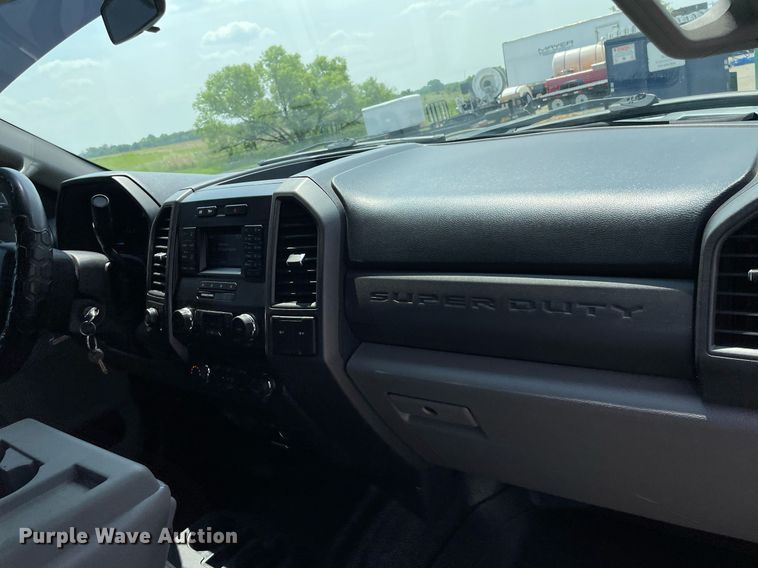 image for item LY9734 2018 Ford F350 Super Duty  Crew Cab utility bed pickup truck