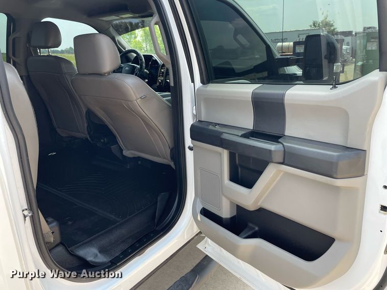 image for item LY9734 2018 Ford F350 Super Duty  Crew Cab utility bed pickup truck