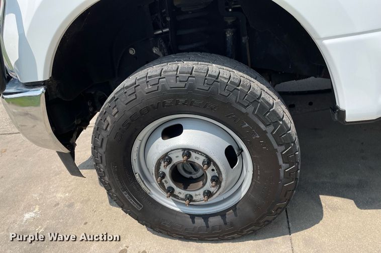 image for item LY9734 2018 Ford F350 Super Duty  Crew Cab utility bed pickup truck