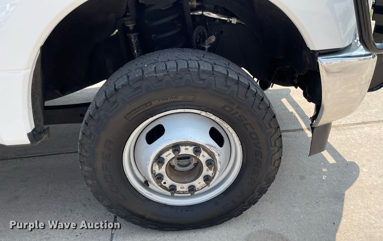 image for item LY9734 2018 Ford F350 Super Duty  Crew Cab utility bed pickup truck