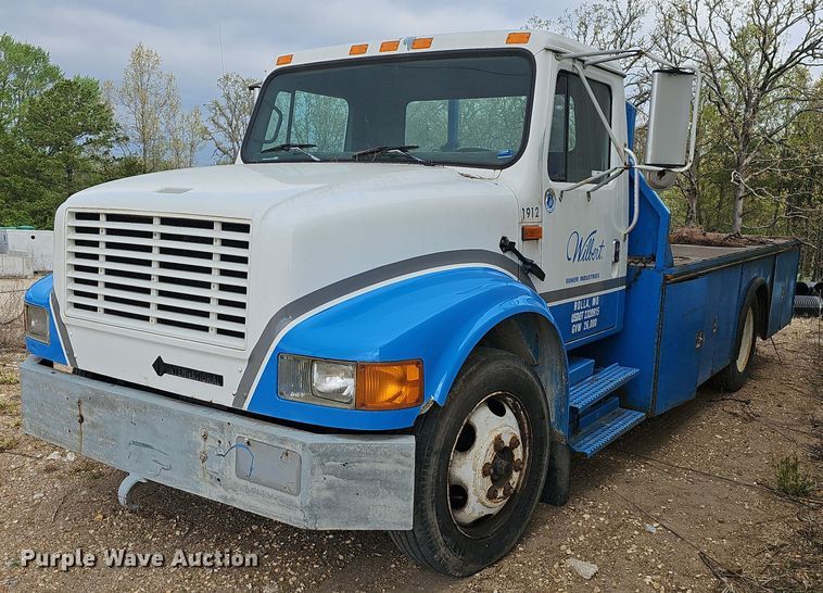 image for item MB9994 1994 International 4700  flatbed truck