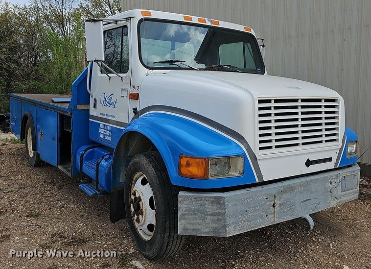 image for item MB9994 1994 International 4700  flatbed truck