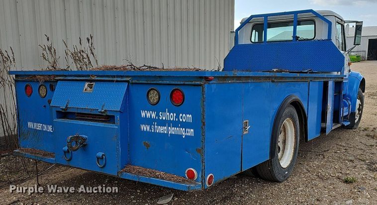 image for item MB9994 1994 International 4700  flatbed truck