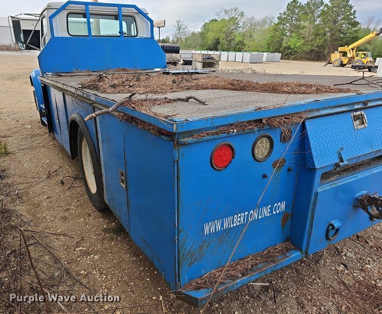 image for item MB9994 1994 International 4700  flatbed truck