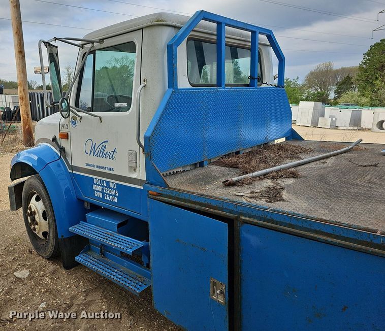 image for item MB9994 1994 International 4700  flatbed truck