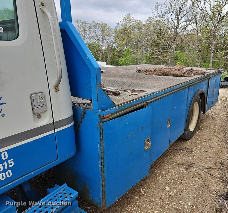 image for item MB9994 1994 International 4700  flatbed truck