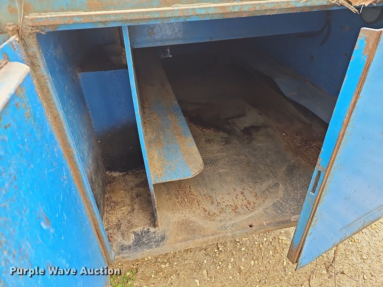 image for item MB9994 1994 International 4700  flatbed truck