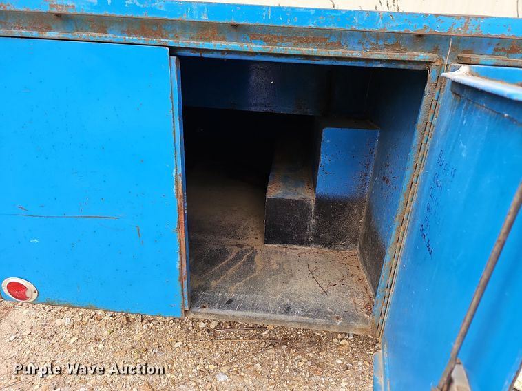 image for item MB9994 1994 International 4700  flatbed truck