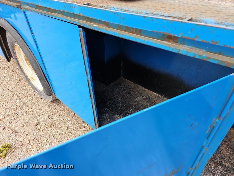 image for item MB9994 1994 International 4700  flatbed truck