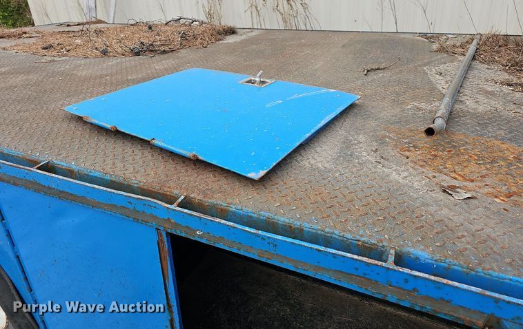 image for item MB9994 1994 International 4700  flatbed truck