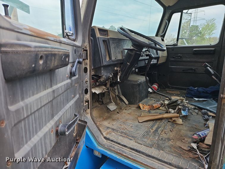 image for item MB9994 1994 International 4700  flatbed truck