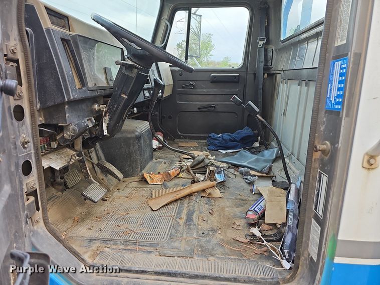 image for item MB9994 1994 International 4700  flatbed truck