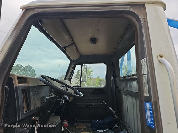 image for item MB9994 1994 International 4700  flatbed truck