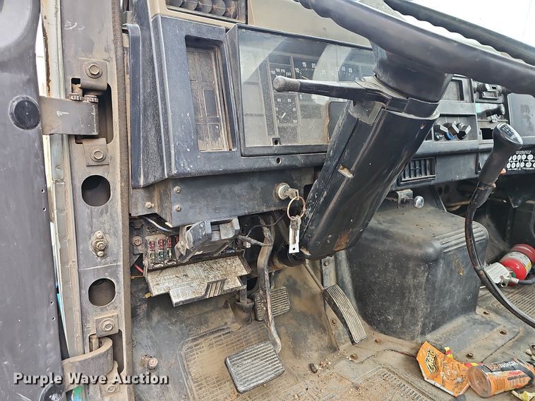 image for item MB9994 1994 International 4700  flatbed truck