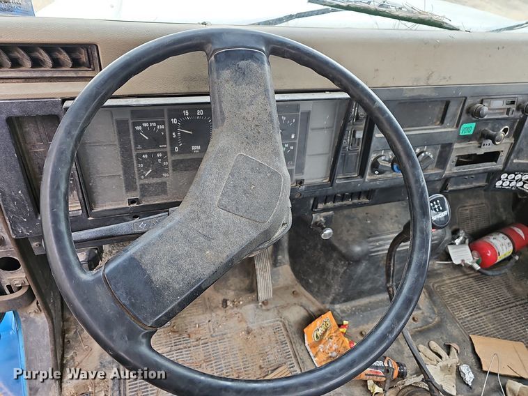 image for item MB9994 1994 International 4700  flatbed truck