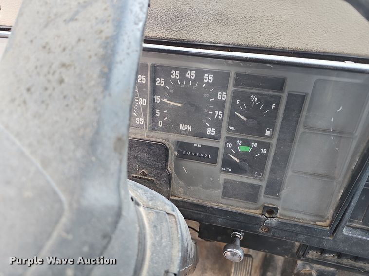 image for item MB9994 1994 International 4700  flatbed truck