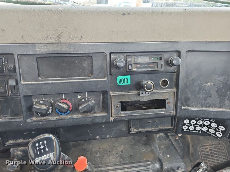 image for item MB9994 1994 International 4700  flatbed truck