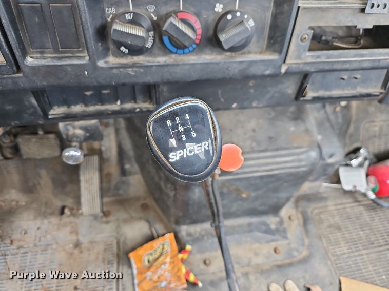 image for item MB9994 1994 International 4700  flatbed truck