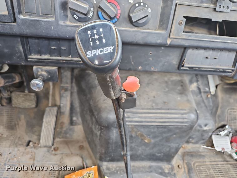 image for item MB9994 1994 International 4700  flatbed truck