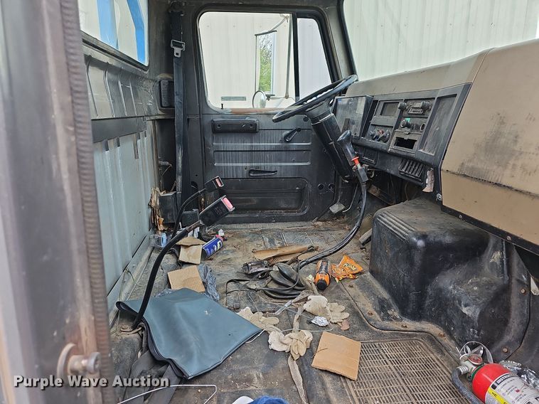 image for item MB9994 1994 International 4700  flatbed truck