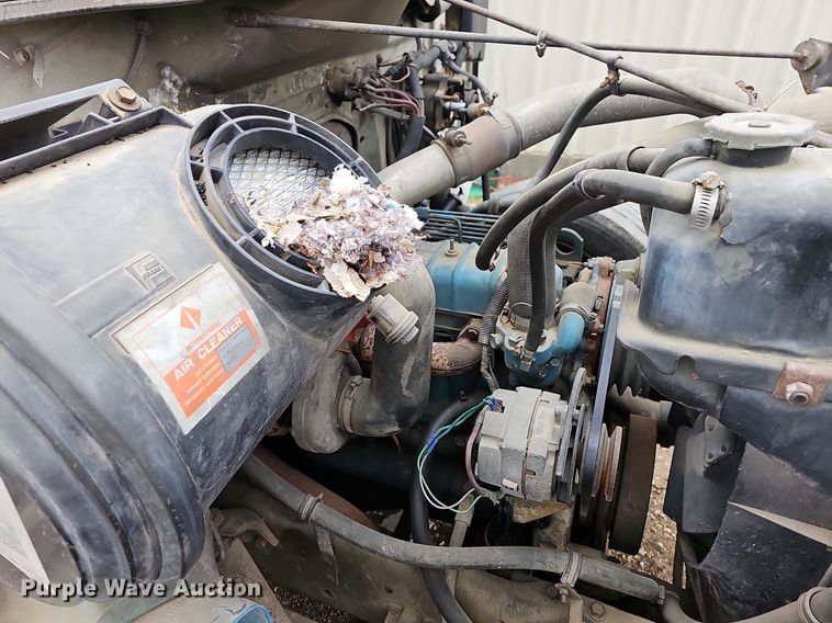 image for item MB9994 1994 International 4700  flatbed truck