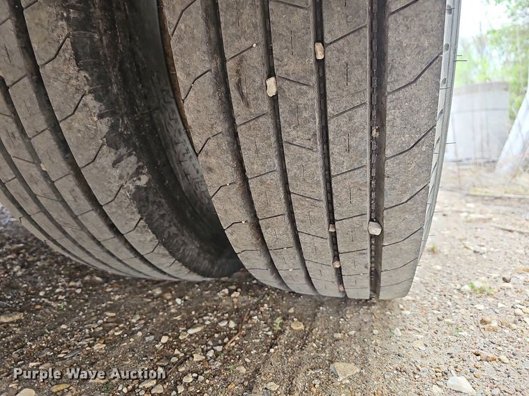 image for item MB9994 1994 International 4700  flatbed truck