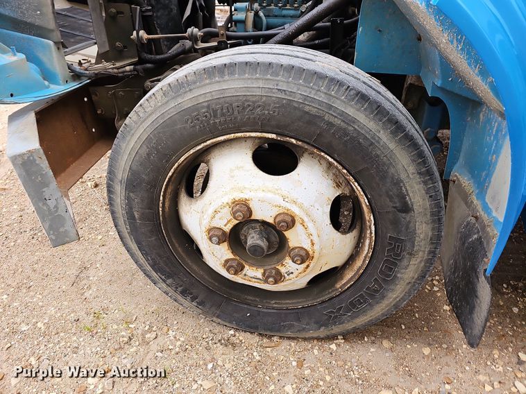 image for item MB9994 1994 International 4700  flatbed truck