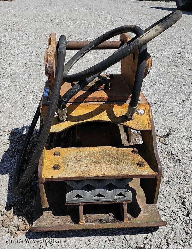 image for item MD9795 BTI  excavator plate compactor