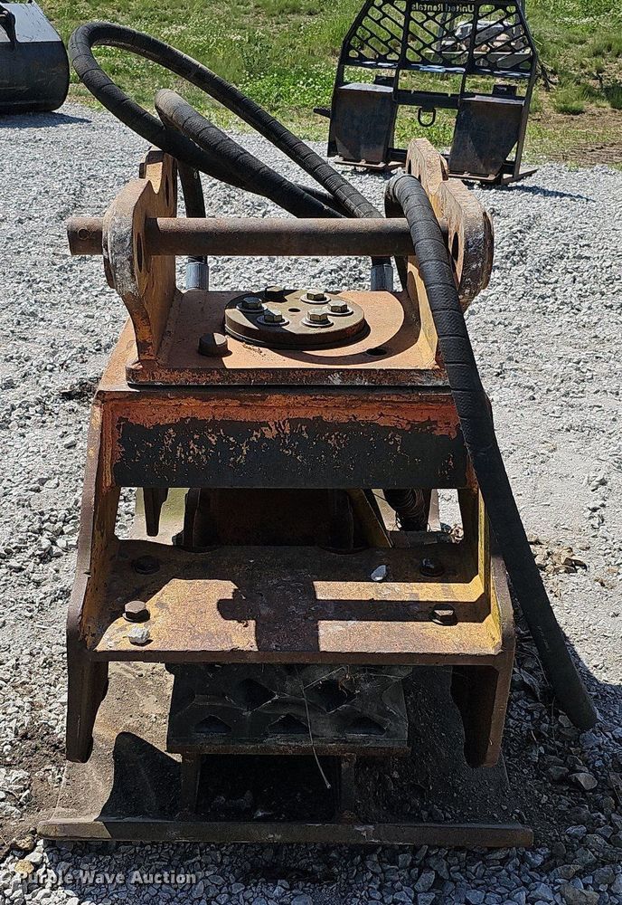 image for item MD9795 BTI  excavator plate compactor