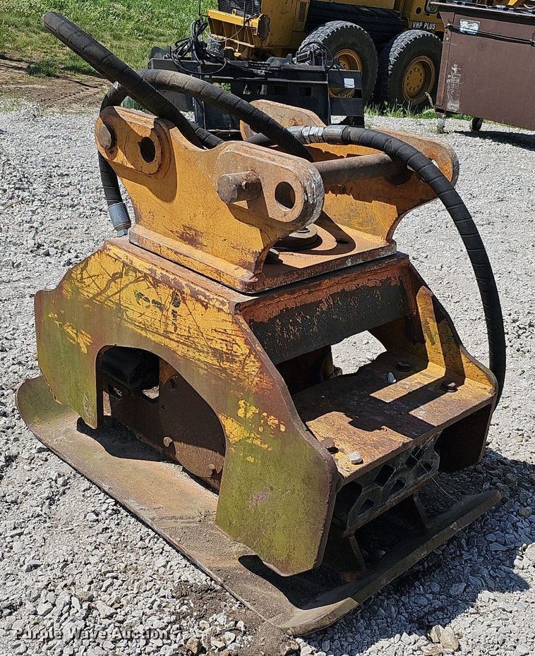 image for item MD9795 BTI  excavator plate compactor