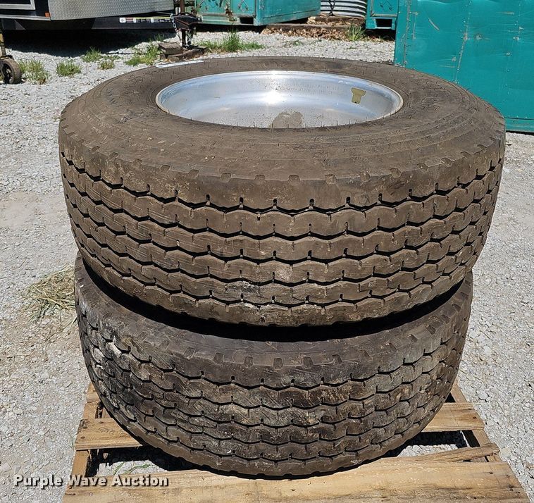 image for item MD9796 (2) Kumho 385/65R22.5 tires and wheels