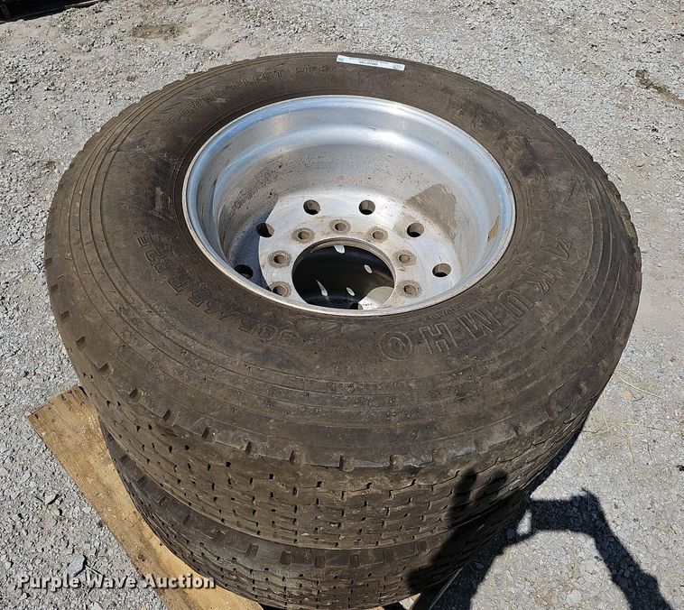 image for item MD9796 (2) Kumho 385/65R22.5 tires and wheels